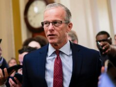 Thune schiaccia la rivolta del DHS di Dems mentre Fetterman diserta, Schumer sotto pressione