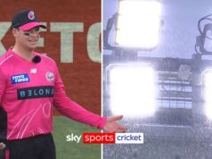 Smith è frustrato nel giocare sotto la pioggia mentre gli Scorchers vincono la piccante finale del Large Bash