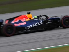 Take a look at F1 LIVE: confermati i piani della McLaren mentre la pioggia colpisce la Ferrari, Pink Bull in corsa