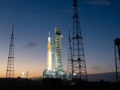 Il razzo lunare della NASA sta per lasciare la piattaforma di lancio, ma non andrà verso il cielo