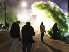 I manifestanti si scontrano con gli ufficiali federali dopo un’altra sparatoria all’ICE a Minneapolis