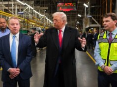 La campagna GoFundMe per il lavoratore automobilistico che ha ricevuto il dito medio da Trump raggiunge $ 340.000