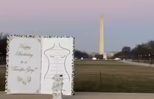 “Buon compleanno a un ragazzo fantastico!”: messaggio di compleanno di Trump ed Epstein ricreato in un gigantesco mockup di 10 piedi vicino al Campidoglio degli Stati Uniti