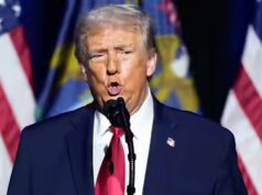 Trump lancia insulti e mostra il dito medio al lavoratore della Ford che gridava “protettore dei pedofili”