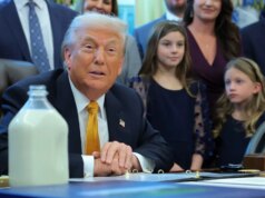 Il latte intero torna nelle mense scolastiche dopo che Trump firma la legge mentre gli esperti ne pubblicizzano i benefici