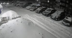 La Russia è testimone di un inverno da document: interi quartieri sepolti sotto montagne di neve: guardate