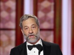 La conduttrice dei Golden Globes, Nikki Glaser, e le star alludono al mondo esterno, ma restano focus sui premi