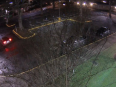 Il video mostra un agente di polizia caduto in un’imboscata in un’auto di pattuglia a causa di un’esplosione di colpi di arma da fuoco, il sospetto trovato morto dopo la sparatoria