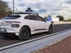 Waymo avvia un’altra indagine sui suoi robotaxi che sorpassano scuolabus fermi