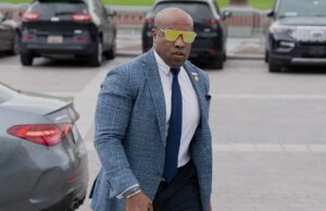 L’assenza del deputato repubblicano quasi fa sì che i democratici vincano sui poteri di guerra di Trump