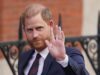 Il principe Harry torna a corte in battaglia con i tabloid britannici