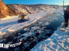 I sub recuperano i corpi di sette turisti cinesi dal fondo del lago Baikal