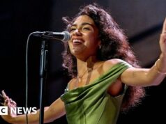 Lo spettacolo radioso di Olivia Dean scalda Manchester per gli inglesi