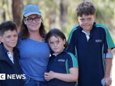 Chiamata d’emergenza rilasciata dal ragazzo che ha nuotato per ore per salvare la famiglia