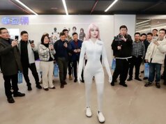 Il robotic AI dalla pelle calda con gli occhi della telecamera è davvero inquietante