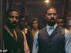 Jessie Buckley ha una figura glamour con un abito nero senza spalline mentre partecipa al pranzo degli Oscar a Beverly Hills