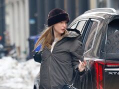 Jennifer Lawrence sfida la neve per una passeggiata sul marciapiede con il suo bambino a New York Metropolis