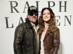 Lana Del Rey e il marito guida delle paludi Jeremy Dufrene sembrano innamorati di un bacio alla sfilata di Ralph Lauren alla NYFW