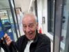 Michael Barrymore fa scorta di cioccolata in una bizzarra clip “munchies run” dopo essere diventato una star di TikTok