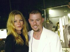 Come le bruciature di sigaretta di Kate Moss hanno fatto sì che l’abito di Alexander McQueen valesse di PIÙ
