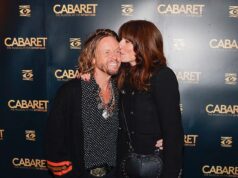Davina McCall, 58 anni, e suo marito Michael Douglas, 49 anni, sembrano più amati che mai mentre lei gli pianta un bacio sulla guancia durante un appuntamento notturno al Cabaret