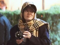 Adele mantiene un basso profilo mentre si avvolge in una sciarpa Burberry e un berretto da baseball mentre è in giro per Roma