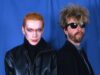 La star degli Eurythmics, Dave Stewart, rivela che la band in cima alle classifiche deve il suo successo al direttore di banca che ha prestato loro 5.000 sterline quando non potevano permettersi di produrre il secondo album che avrebbe definito la loro carriera.