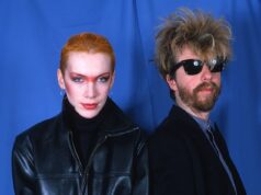 La star degli Eurythmics, Dave Stewart, rivela che la band in cima alle classifiche deve il suo successo al direttore di banca che ha prestato loro 5.000 sterline quando non potevano permettersi di produrre il secondo album che avrebbe definito la loro carriera.