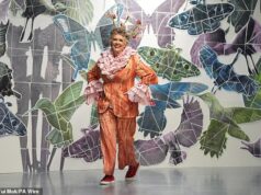 Prue Leith, 85 anni, sale sulla passerella per la sfilata della London Trend Week di Vin+Omi dopo aver lasciato Bake Off mentre i conduttori Alison Hammond e Matt Lucas si mettono in prima fila per mostrare il loro sostegno