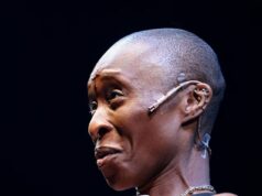 Cynthia Erivo fatica a trattenere le sue emozioni durante la chiamata alla ribalta nella serata di apertura del suo dramma personale di Dracula – dopo la reazione negativa del teleprompter