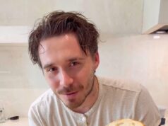 Brooklyn Beckham smette di seguire i Ramsay dopo che Gordon è entrato nella faida familiare mentre fa un altro cenno di devozione alla moglie Nicola Peltz con la canzone “All For You” di Janet Jackson nell’ultimo video di cucina