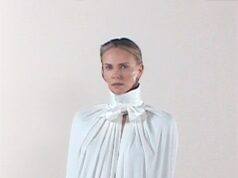 Charlize Theron rivela di aver subito “maltrattamenti verbali per 15 ore” da parte di un fotografo durante uno scatto e un altro “le ha messo le mani in modo aggressivo” mentre posava per scatti semplici