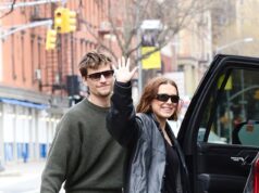 Millie Bobby Brown forza un sorriso con Jake Bongiovi nel giorno del suo 22esimo compleanno, mesi dopo aver dato il benvenuto al primo figlio