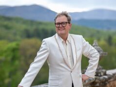 Alan Carr si lancia nel suo castello da 3,25 milioni di sterline negli Scottish Borders dopo aver vinto Movie star Traitors – e i fan potranno dare una sbirciatina all’interno nella nuova serie Disney+