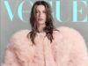 Hailey Bieber ottiene la copertina di Vogue Australia mentre le vengono poste domande da Kendall Jenner e Bella Hadid
