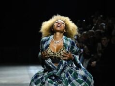 Mel B sfoggia il suo reggiseno con stampa leopardata mentre cammina sulla passerella della sfilata di Natasha Zinko durante la London Vogue Week