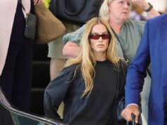 Trova l’A-lister! Margot Robbie si confonde con la gente del posto mentre arriva a Sydney in tono molto discreto
