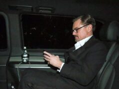 Leonardo DiCaprio sfoggia un nuovo look con gli occhiali da lettura mentre lascia i BAFTA dopo aver perso il premio come attore principale