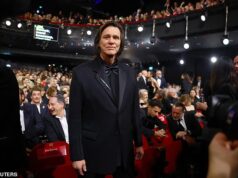 Jim Carrey, 64 anni, fa una rara apparizione per ricevere il massimo onore ai Cesar Movie Awards di Parigi dopo essersi allontanato dalle luci dei riflettori in seguito a una serie di scandali