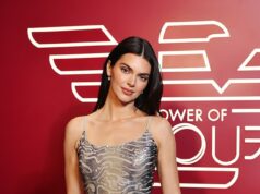 Kendall Jenner stupisce con uno scintillante abito argento mentre festeggia alla festa Energy Of You durante la settimana della moda di Milano