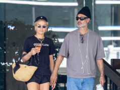 Rita Ora, 35 anni, sfoggia uno spettacolo con le gambe lunghe in pantaloncini succinti mentre si gode una passeggiata romantica mano nella mano con il marito Taika Waititi, 50 anni, a Los Angeles