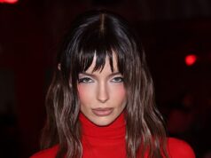 Maura Higgins mostra il suo seno in un abito rosso semitrasparente mentre arriva alla sfilata di Blumarine durante la settimana della moda di Milano dopo il finale da mangiarsi le unghie di US Traitors