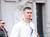 Romeo Beckham, 23 anni, esce vestito tutto di bianco per la sfilata di Gucci a Milano durante la settimana della moda