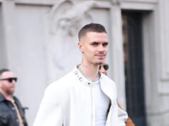 Romeo Beckham, 23 anni, esce vestito tutto di bianco per la sfilata di Gucci a Milano durante la settimana della moda