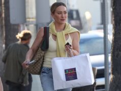 Hilary Duff riemerge per la prima volta dalla tragica morte del co-protagonista di Lizzie McGuire, Robert Carradine