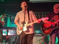 Sam Fender ritorna alle sue radici scioccando i fan esibendosi in una cowl band locale con suo padre e suo fratello durante la nomination ai BRIT Award