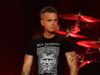 Robbie Williams cube di sentirsi “orribile” per il modo in cui ha trattato l’ex rivale Gary Barlow e di aver passato “notti insonni” dopo aver visto il documentario di Take That