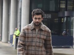 La notte prima dei BRIT: le celebrità scendono a Manchester per una serata di festa alcolica mentre Sharon Osbourne e Robbie Williams vengono avvistati, ma il conduttore “teso” Jack Whitehall opta per una notte con la fidanzata