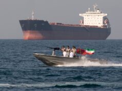 L’Iran chiude parzialmente lo Stretto di Hormuz, un punto cruciale per il petrolio, mentre iniziano i colloqui con gli Stati Uniti