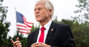 Il consigliere commerciale di Trump, Navarro, afferma che l’amministrazione potrebbe costringere i costruttori di information middle come Meta a “internalizzare” i costi